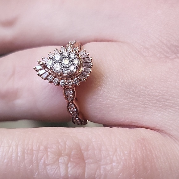 Vera Wang 14 karat gold teardrop cluster baguette sunburst - Picture 7 of 12